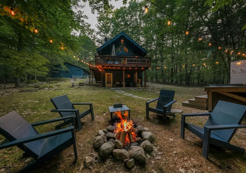 3bd 2ba Cabin with Hot Tub & Fireplace - Image 1