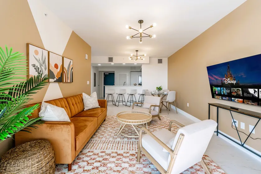 {Luxe Penthouse} ~ Beach ~ Pool ~ Gym ~ Sleeps 5 - Image 1