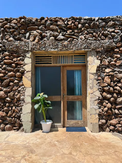 Amboseli stone pool house - Image 1