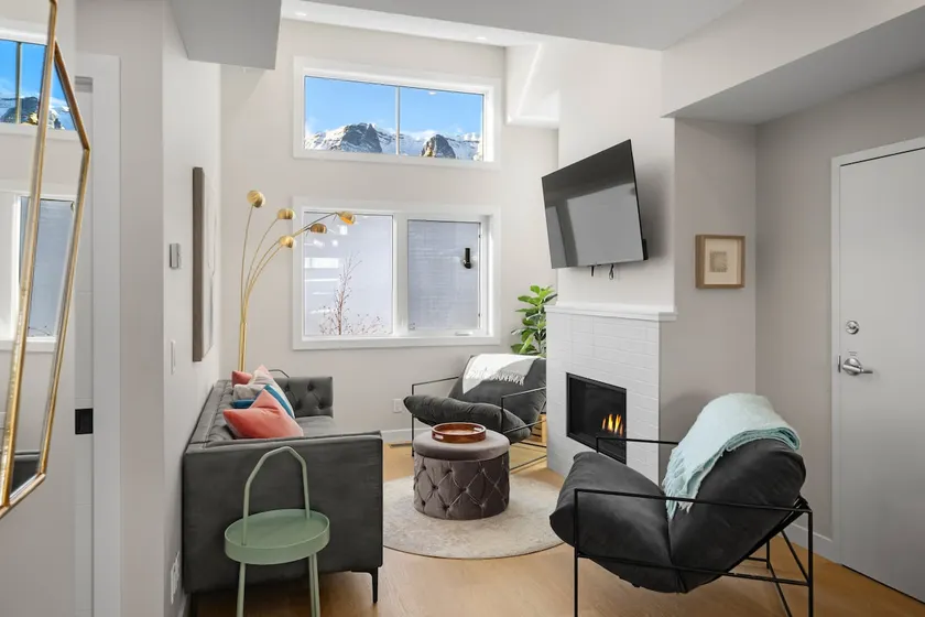 Cozy 3BR Mountainside Haven Near Banff - Image 1