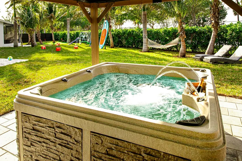 Villa Talia, with Spa, Mini Golf, 3mile to downtown next to a Park & Lake - Image 1