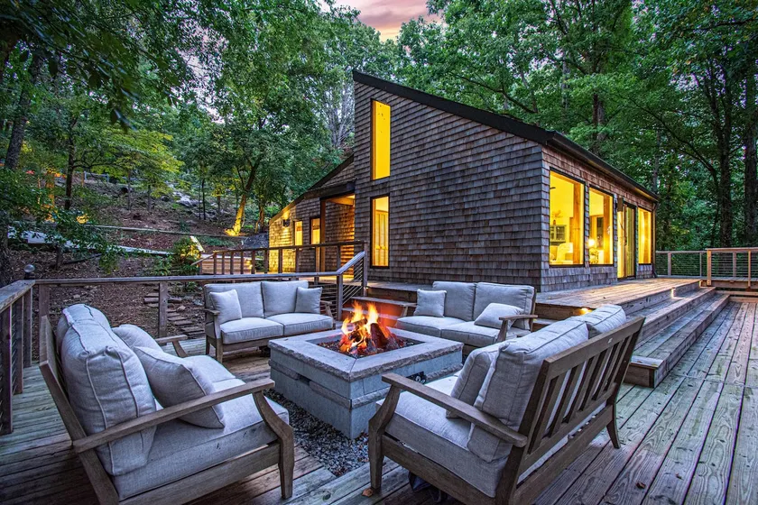 Dream Retreat Hot Tub, FirePit, 15 min to Downtown - Image 1
