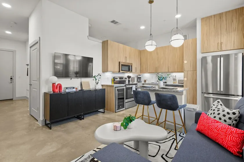 Lux King Loft|1 Parking+Pool+Gym|5 min to Galleria - Image 1