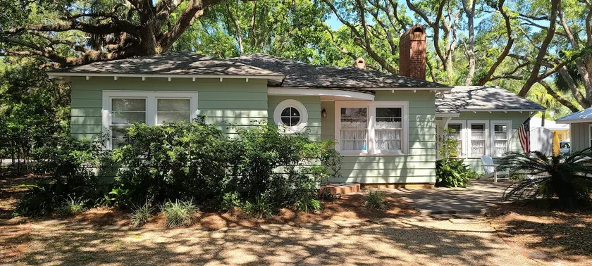 Four Oaks Cottage, SSI-walk to beach! - Image 1