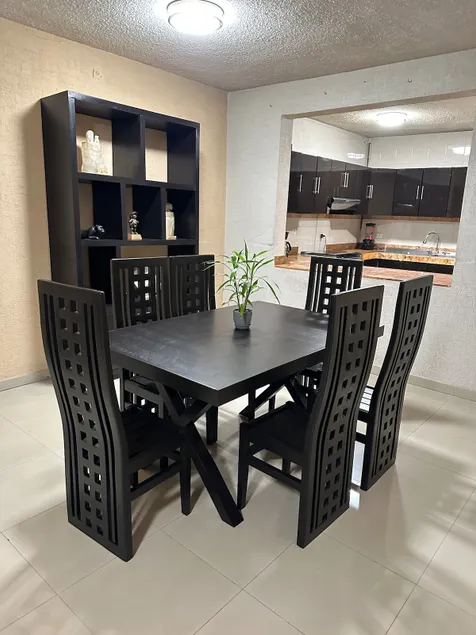 Large, centrally-located and air-conditioned house. - Image 1