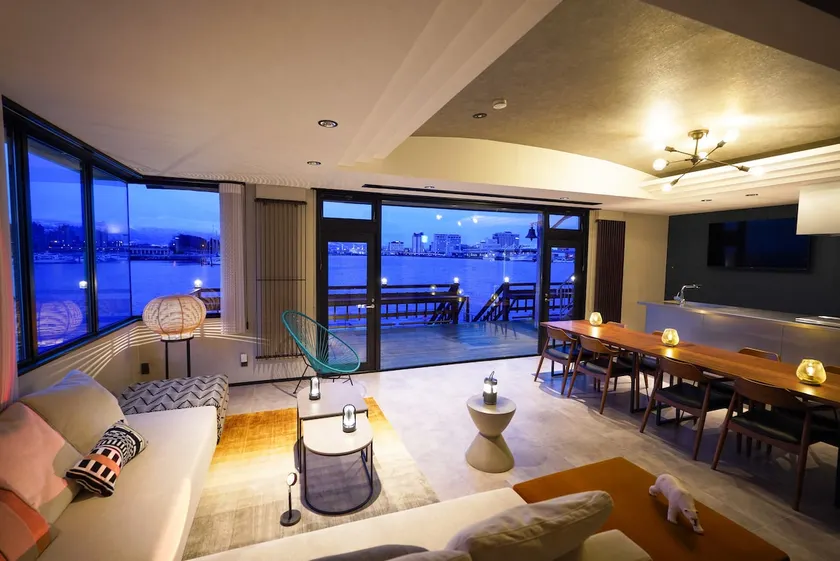 [Shirokuma] Stunning marina view/3 minutes to Kanamori Warehouse/120-inch 4K theater/8 people/Parking for 2 cars - Image 1