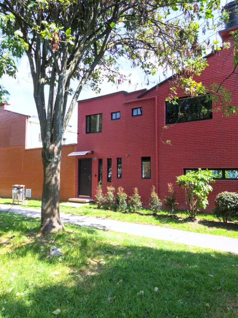 Red house, Airport Embassy - Image 1