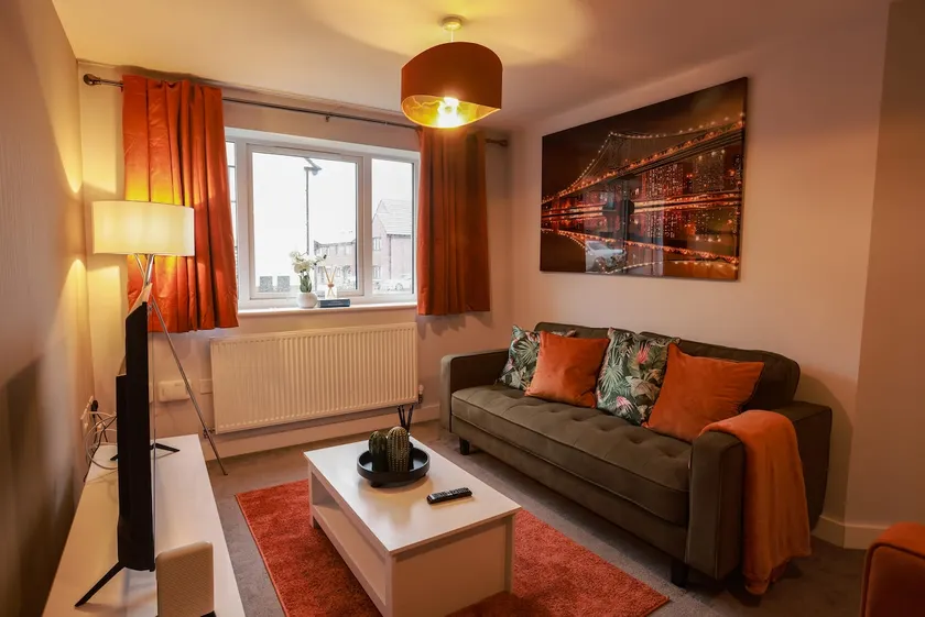 3BR House|4 Beds|Sleeps5|Parking - Image 1