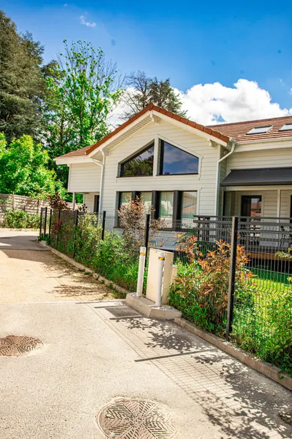 Wooden & Charming Atmosphere *Close to Lyon*Free Parking - Image 1