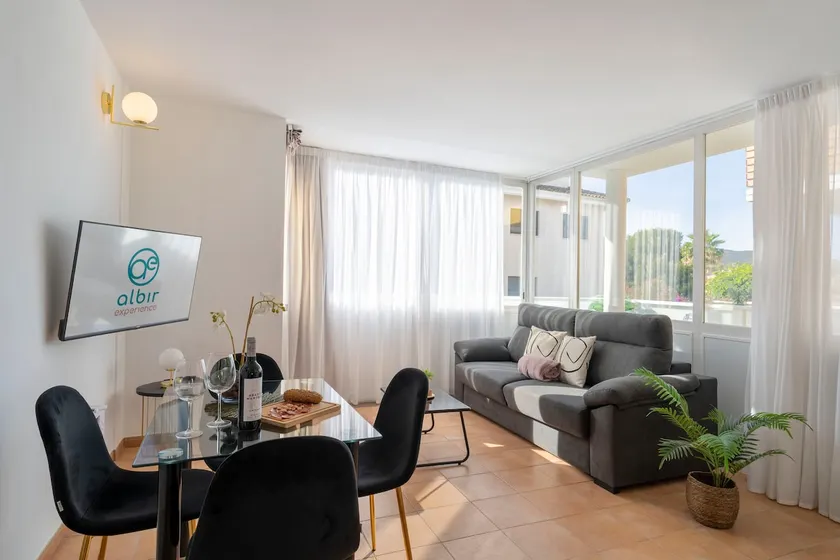 Superior apartment with terrace and renovated kitchen - Image 1