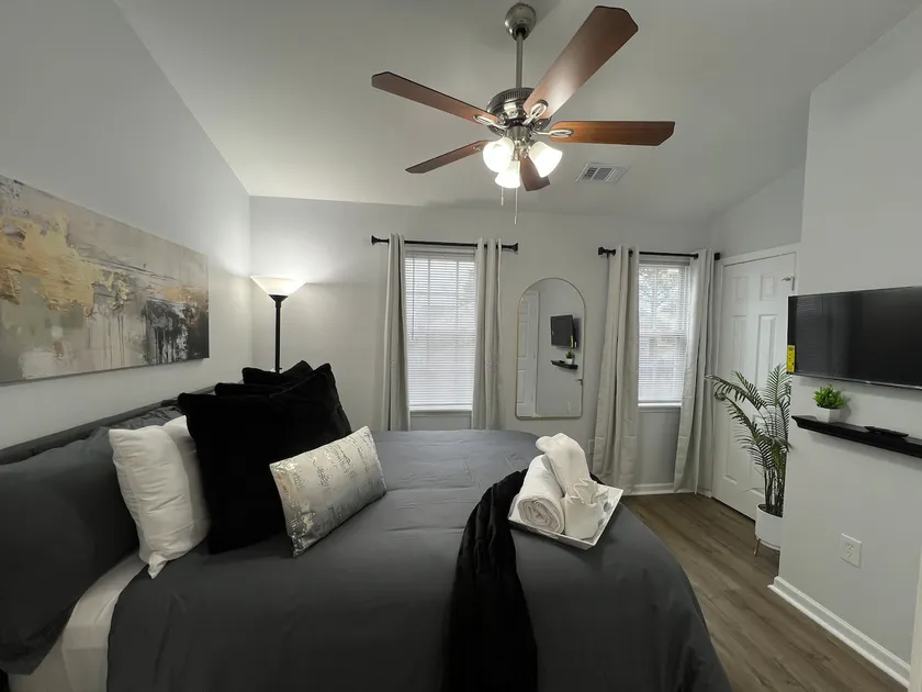 Awesome 2BR Townhome w/KING bed & pool - Image 1