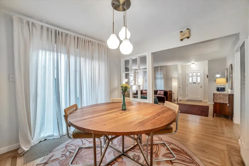 1200 sq ft charming vintage home, 2 bedroom - Image 1
