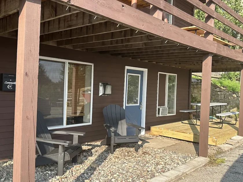 Cozy cabin perfect for fishing! - Image 1