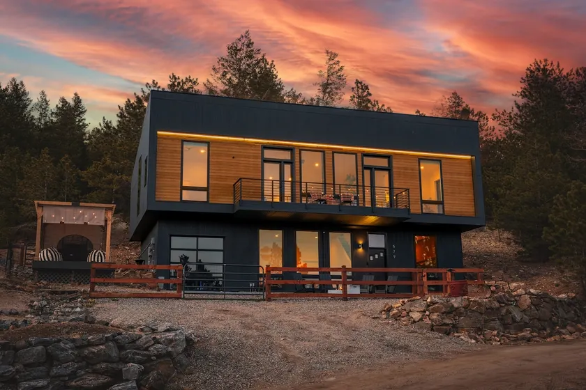 Luxury Off-Grid Cabin: 3 Suites, Sauna & Game Room - Image 1