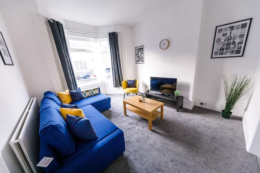 Contractor Stay! Huge 5Bed2Bath & Secure Parking - Image 1