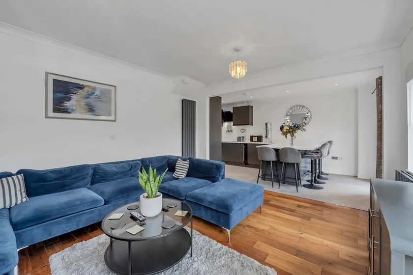 Spacious 5 Bedroom Detached Property with parking - Image 1