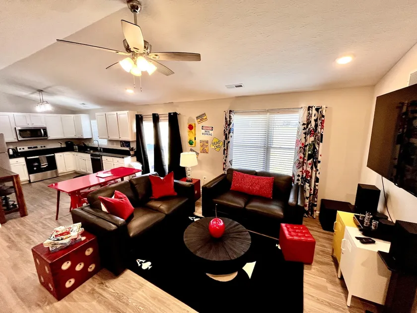 Vibrant 4 Bedroom Getaway with Hot Tub - Image 1