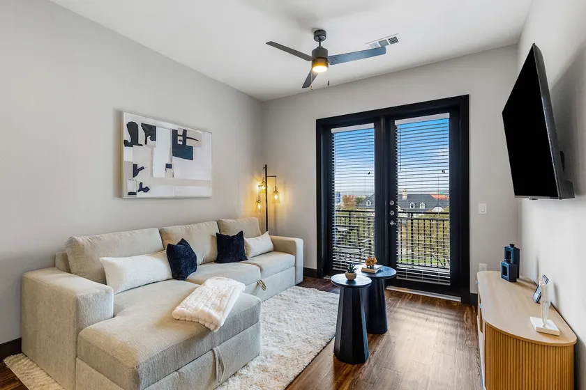 6min to Domain,12min DT, Balcony and Free Parking - Image 1