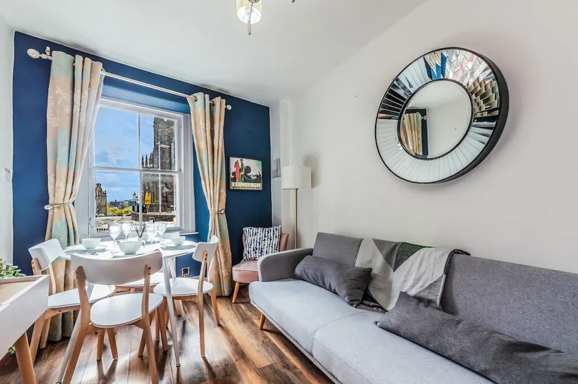 Cozy Apt at Edinburgh Castle, Parking - Image 1