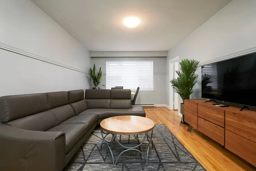Contemporary 2BR – Stylish Comfort on MTL West - Image 1