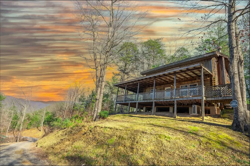 Tiptop Treehouse #8 |3BR 2BA |Mtn View|Hot Tub - Image 1