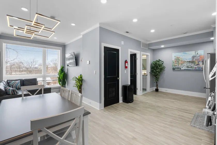 Luxury Penthouse Condo+Rooftop+Private Parking+3BD - Image 1