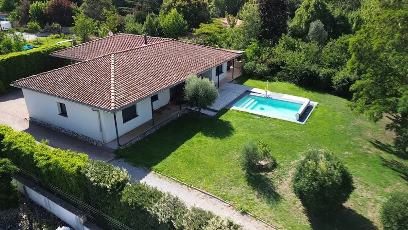 Single-storey house & PMR pool - Image 1