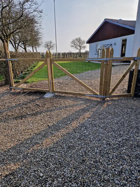 Close to beach with fenced garden - Image 1