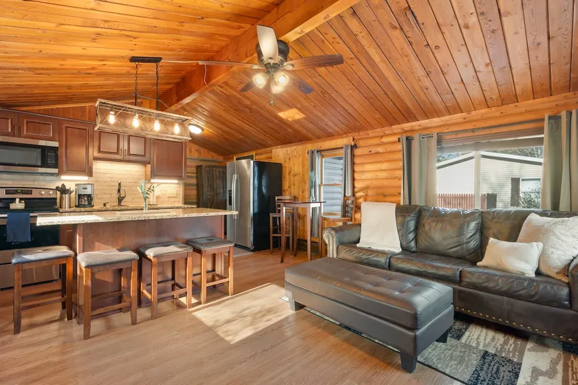 Hot Tub! Cozy Cabin in Town Near Food, Golf, Lake. - Image 1