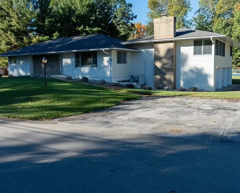 Houghton Lake Home w/ Pickleball & Tennis Courts - Image 1