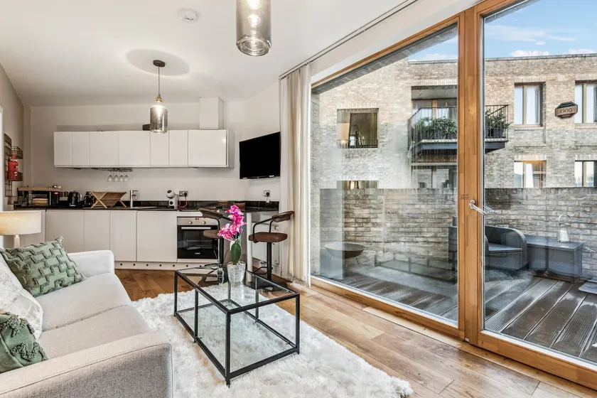 Modern Designed 2 bed Penthouse Apt Sleeps Five - Image 1