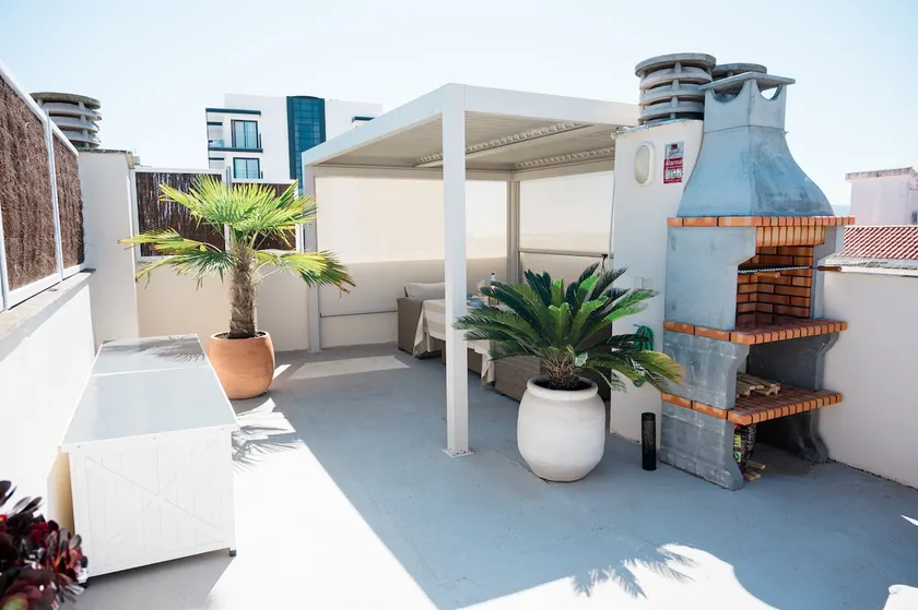 Luxury right by the sea with large private roof terrace - Image 1