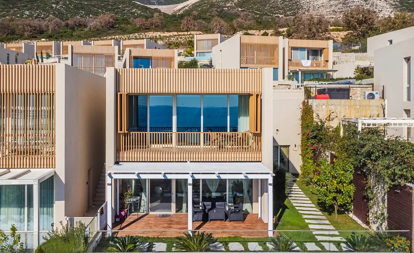 Sunny Coastal Getaway | Green Coast - Image 1