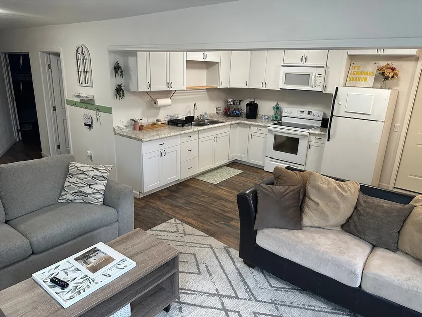 Second floor Country apartment on 20 Acres. - Image 1