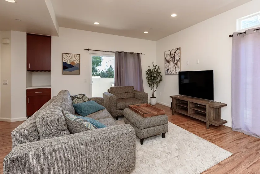 Cozy 3BD/3.5BA, walk to rest./bars/cafe, BBQ&2-GAR - Image 1