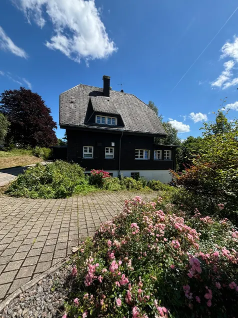 The colorful family vacation home - Image 1