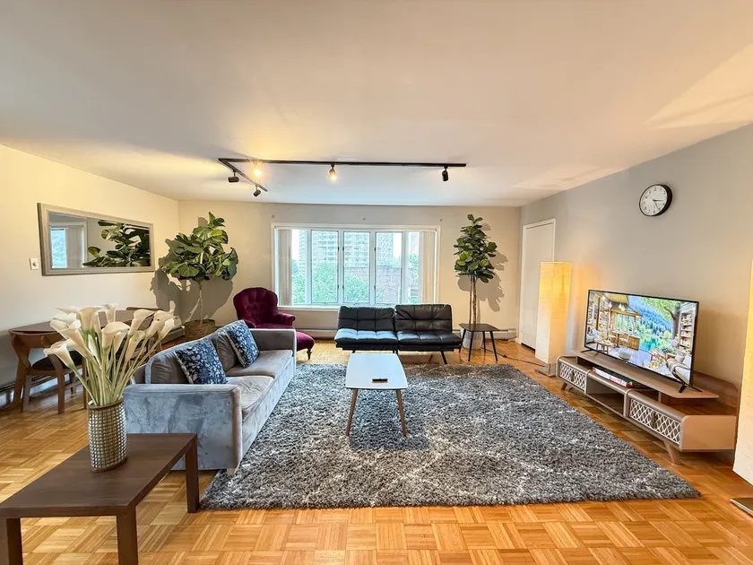 Huge Place Minutes from NYC Parking Available - Image 1