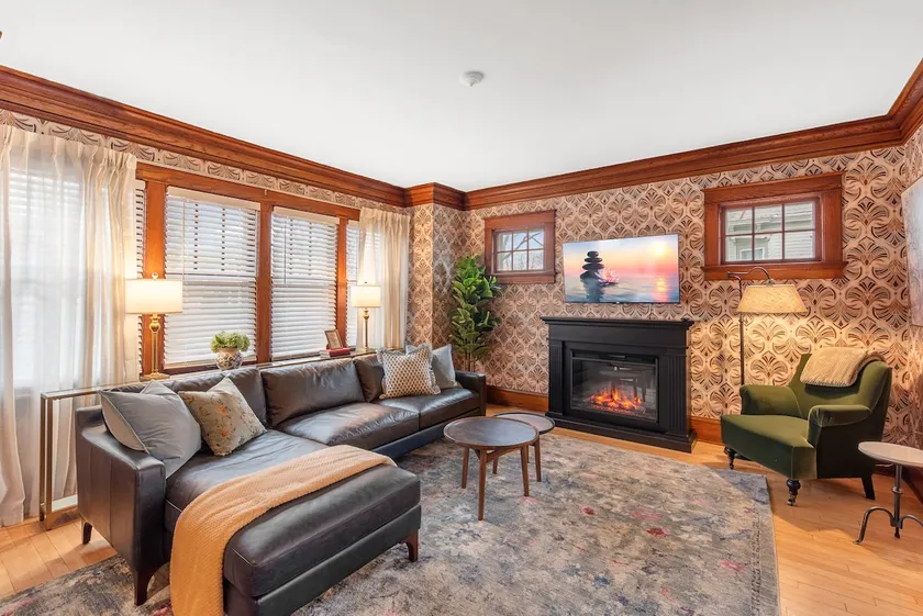 Vintage Details w/ Modern Touch | Private Parking! - Image 1