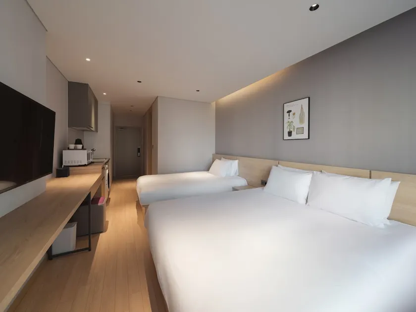 #Studio #Outdoor pool #Hot spring water #1 king bed + 1 single bed #Sauna fee #Chestertons building - Image 1
