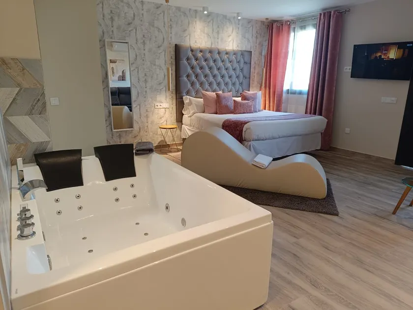 Suite with Jacuzzi and Extra Large Bed 1 - Image 1
