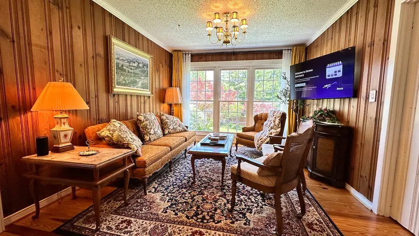 Pet-Friendly Fenced Yard, Walk Downtown - Image 1