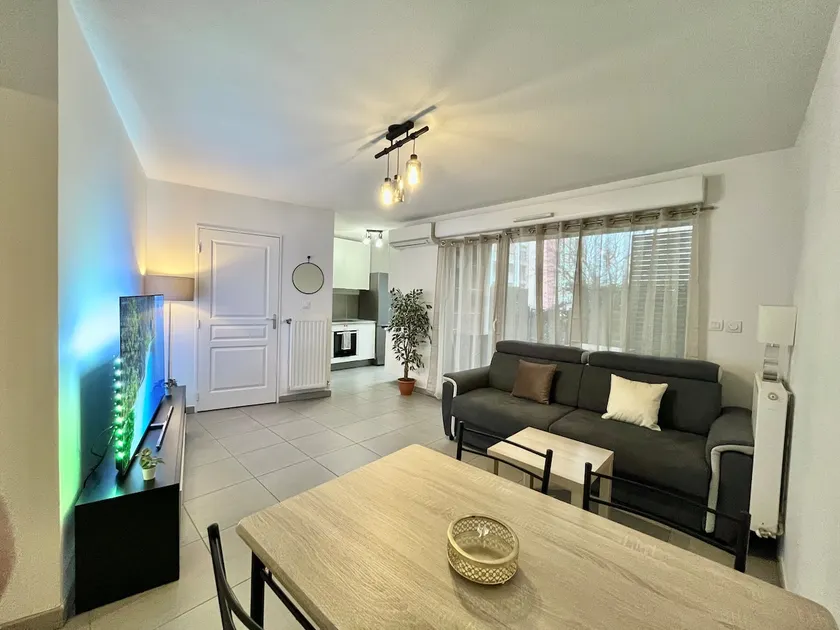 Cozy 2-room apartment with parking - Goupama Stadium LDLC Arena - Image 1