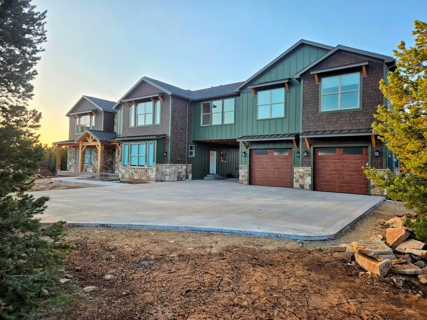 New! 6 King Suites/8 bdrm, Hot Tub, EV, E-Scooters - Image 1