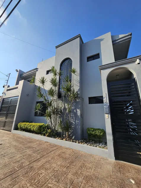 Beautiful and cozy house with the best location. - Image 1