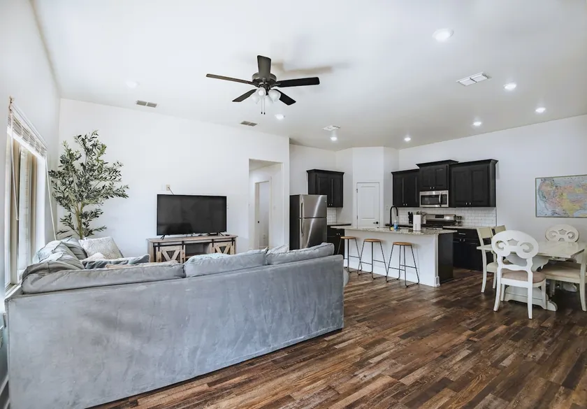 Dreamy night, with 3 KING BEDS and garage access - Image 1