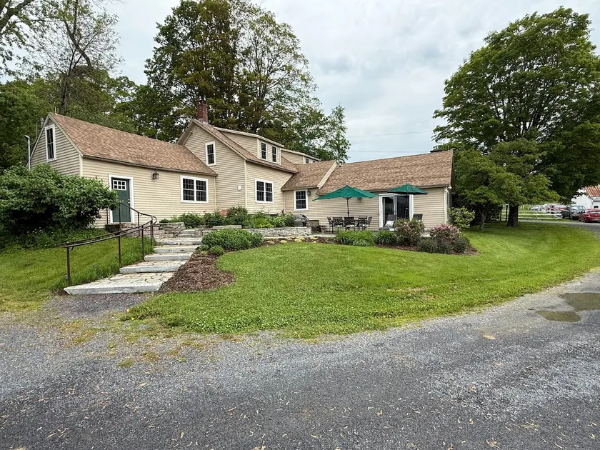 Antique farmhouse with spectacular mountain view - Image 1