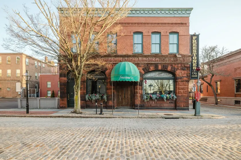 Historic New Bedford Henry’s on William! 4 Bedroom - Image 1