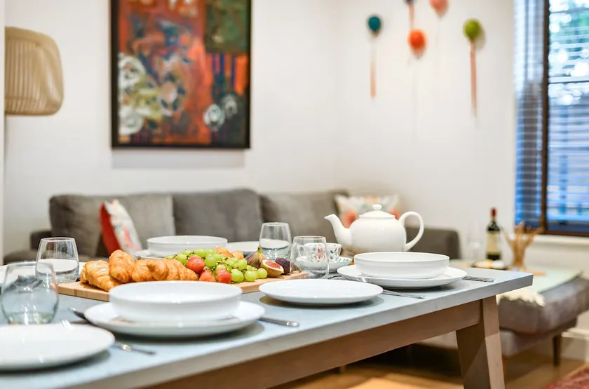Chic Apartment - 2 mins to Hampton Court - Image 1