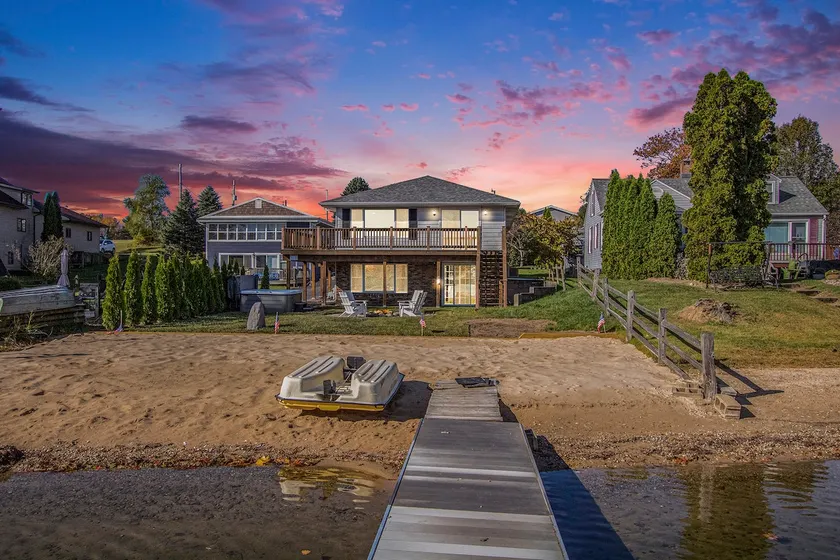 Beach front 4bd in Sister Lakes w/ Hot tub - Image 1