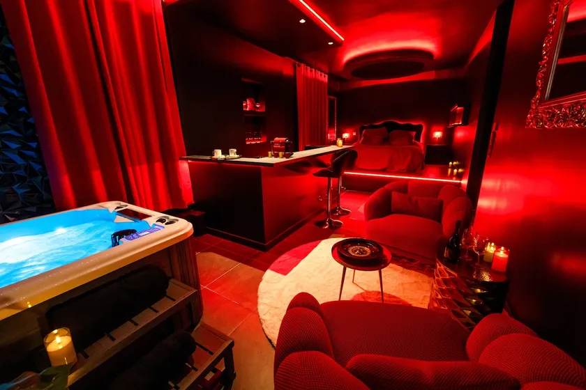 Romantic Suite / Jacuzzi Love Room - Image 1